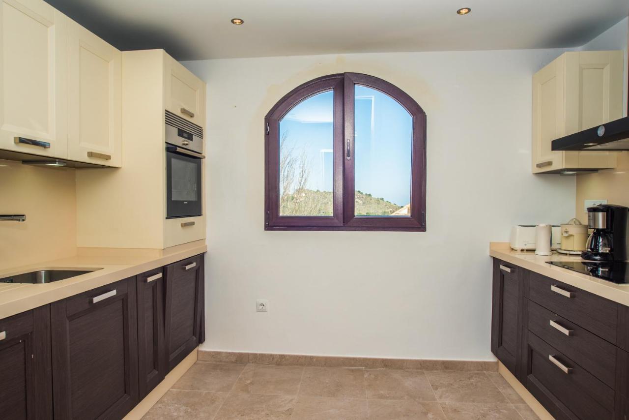 Villa Mediterránea: Spacious Luxury with Sea Views Atamaria Exterior photo