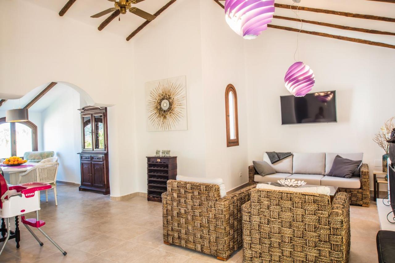 Villa Mediterránea: Spacious Luxury with Sea Views Atamaria Exterior photo