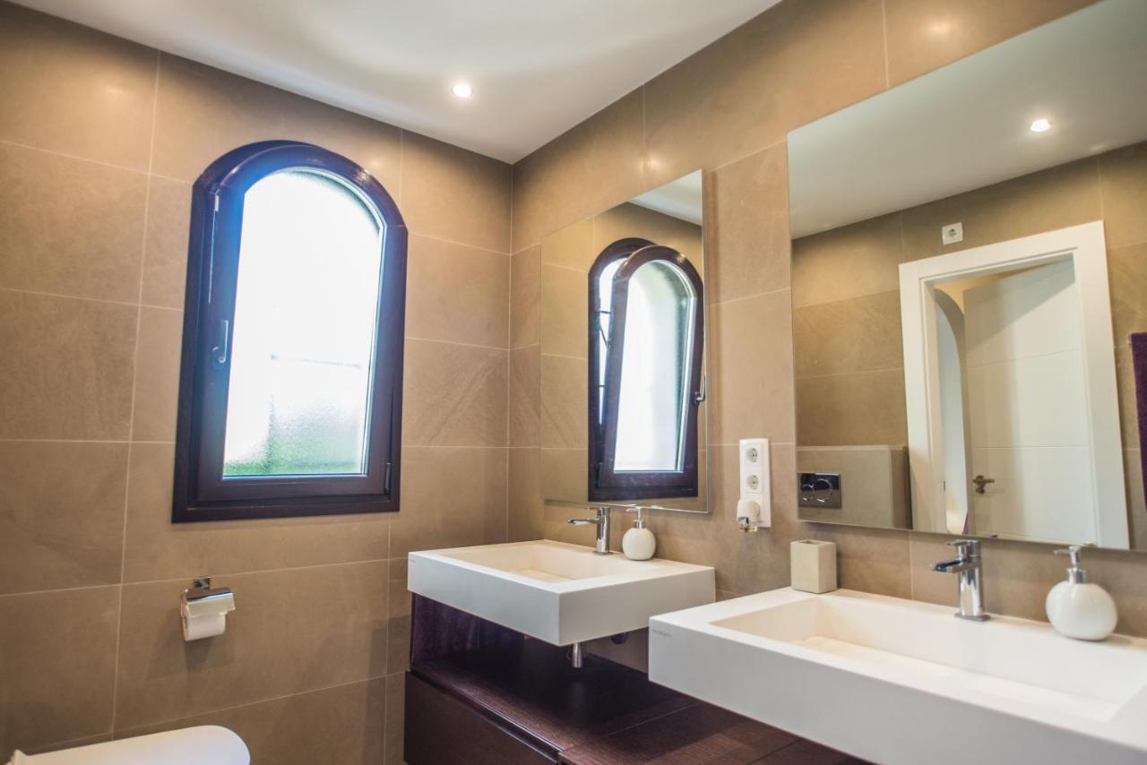 Villa Mediterránea: Spacious Luxury with Sea Views Atamaria Exterior photo